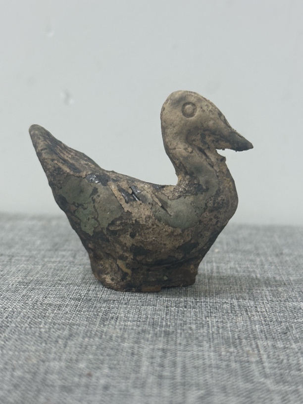 古朴陶制小鸭子摆件，岁月痕迹尽显