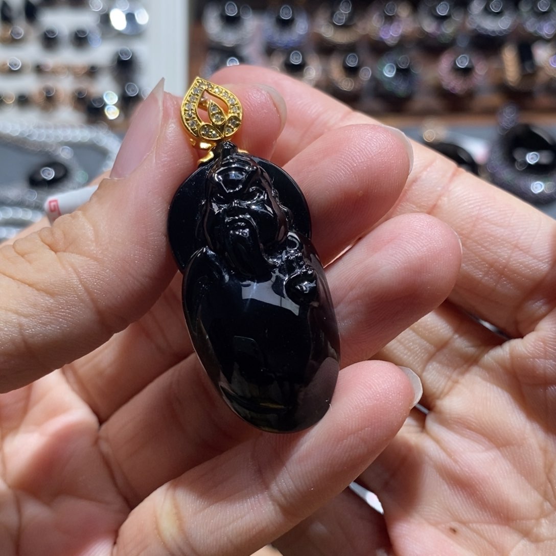 颈饰18K金镶嵌翡翠关公