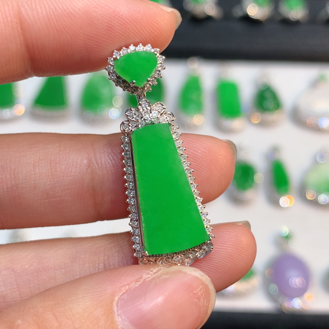 翡翠颈饰18K金镶嵌翡翠