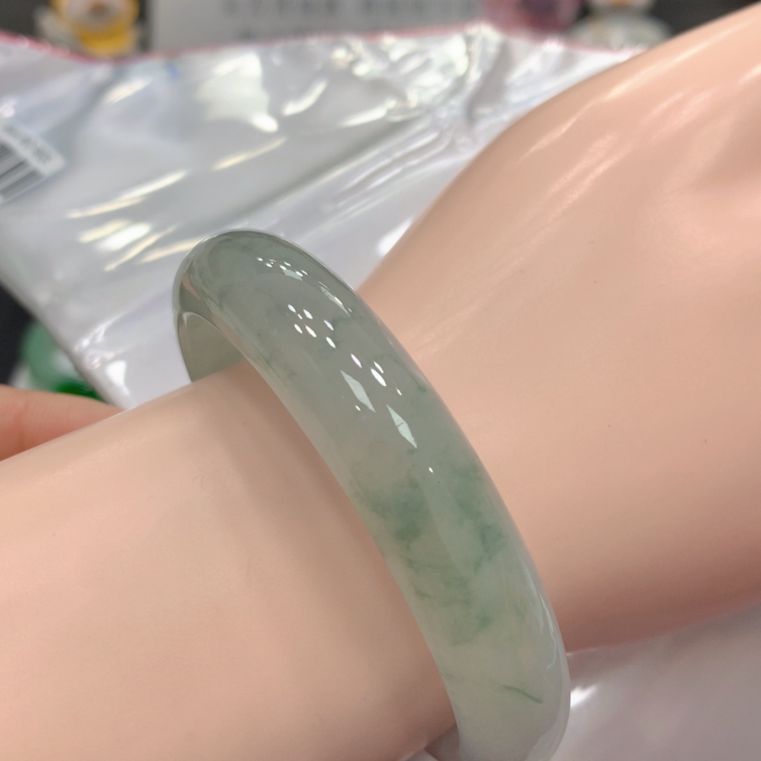 翡翠手镯未镶嵌翡翠