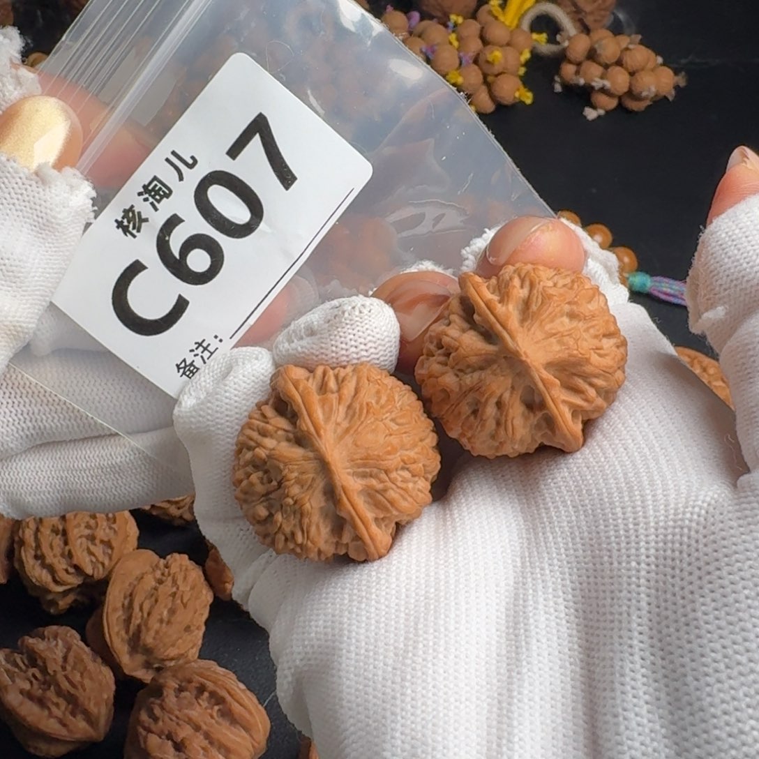 文玩核桃把件32金牛C607