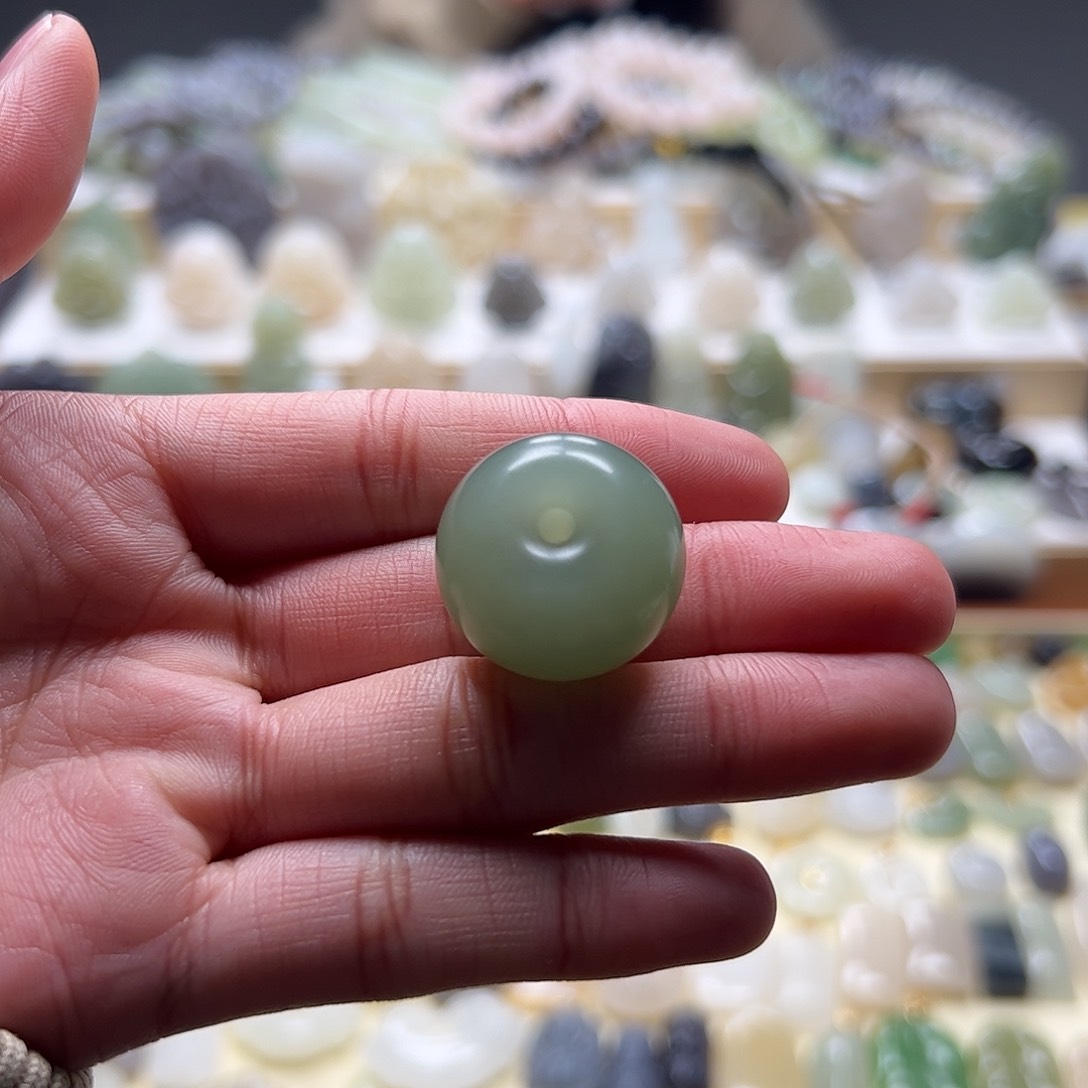 和田玉吊坠(赠链)未镶嵌胡**。