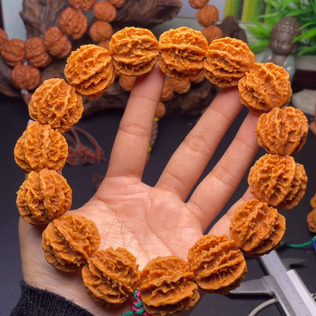 文玩核桃吊坠刺龙