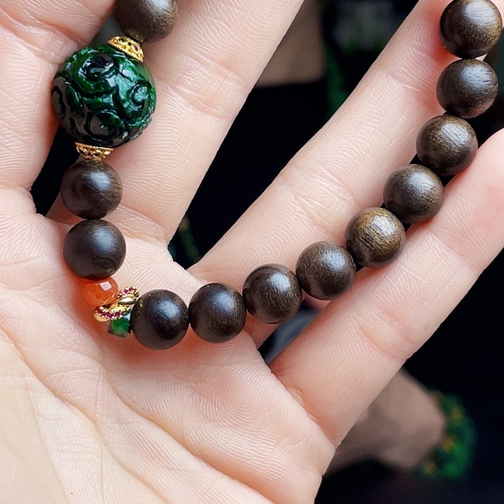 翡翠未镶嵌颈饰多样性