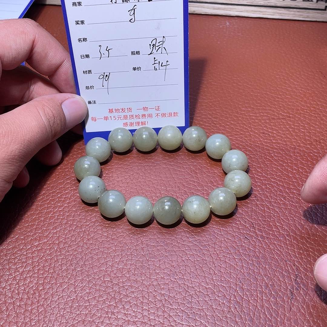和田玉手串未镶嵌有****）