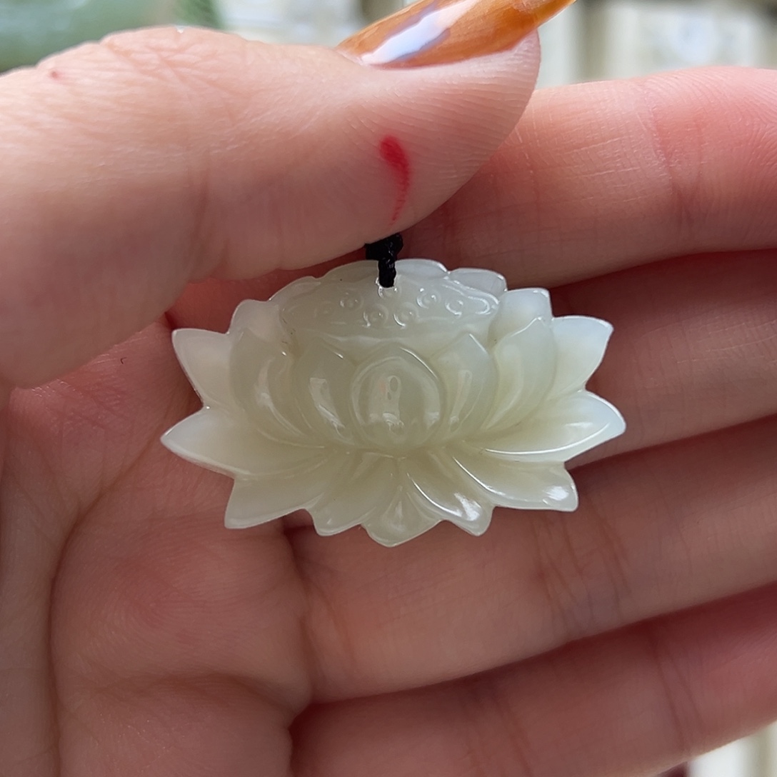 泡***芙和田玉未镶嵌颈饰