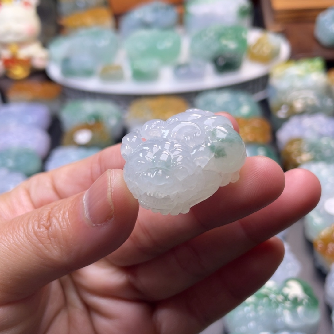 翡翠未镶嵌颈饰貔貅