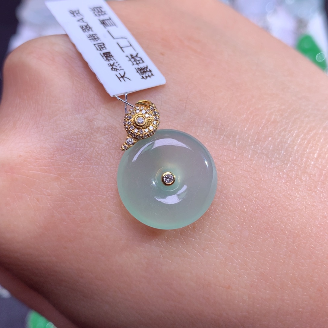 翡翠颈饰18K金镶嵌冰晴底起胶小肥扣吊坠