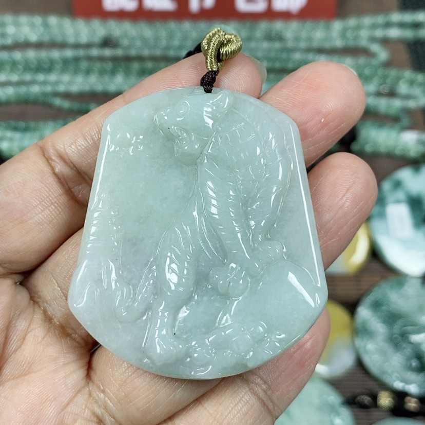 【闪购商品】翡翠颈饰未镶嵌玉吊坠翡翠玉上山虎牌