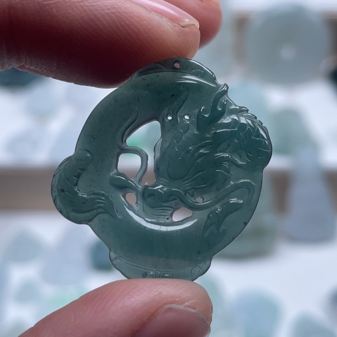 翡翠未镶嵌颈饰龙