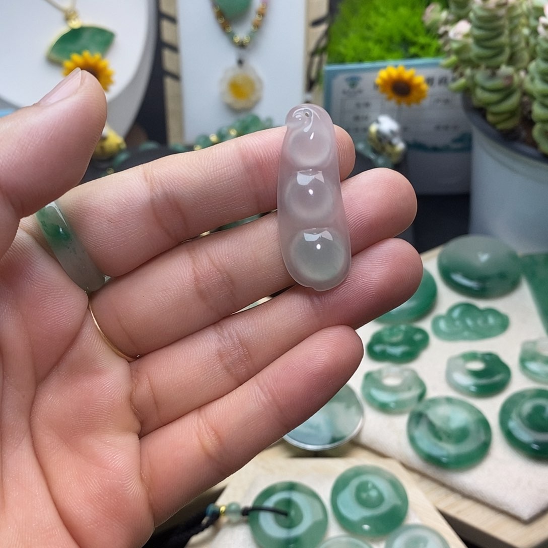 颈饰未镶嵌石英质玉