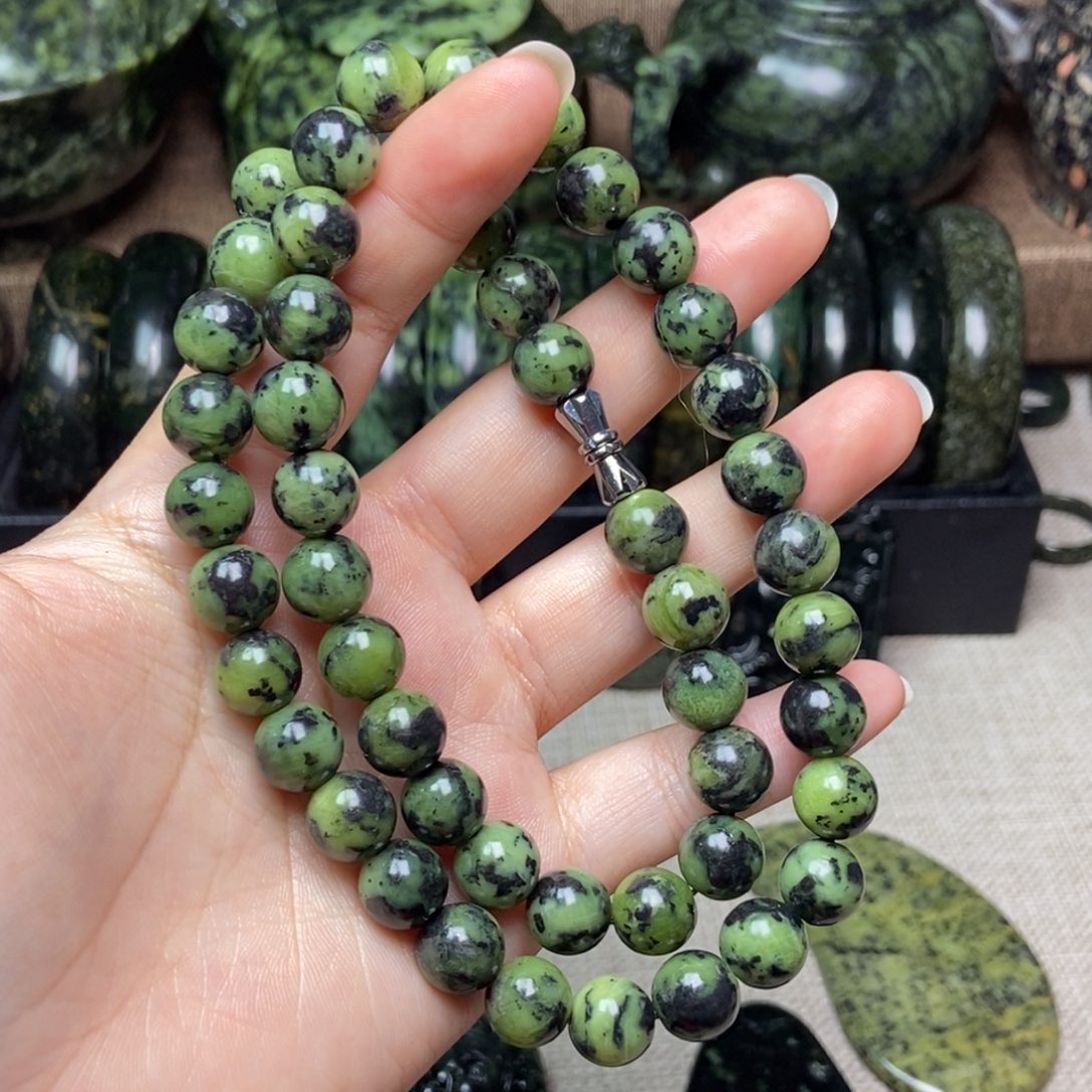 蛇纹石玉颈饰未镶嵌