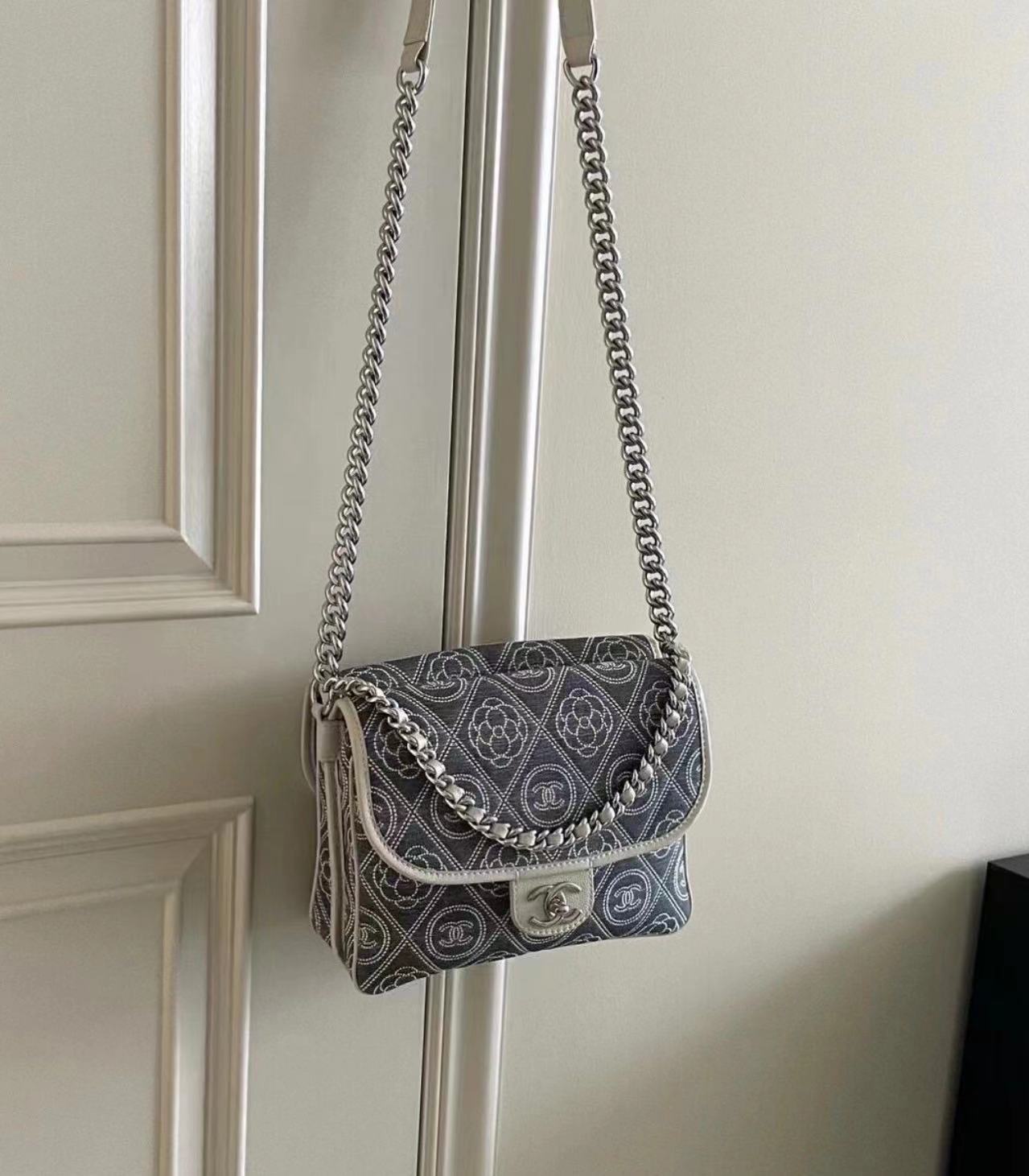 95新 Chanel/香奈儿 展会外场   满logo帆布银扣方胖子包 25开 