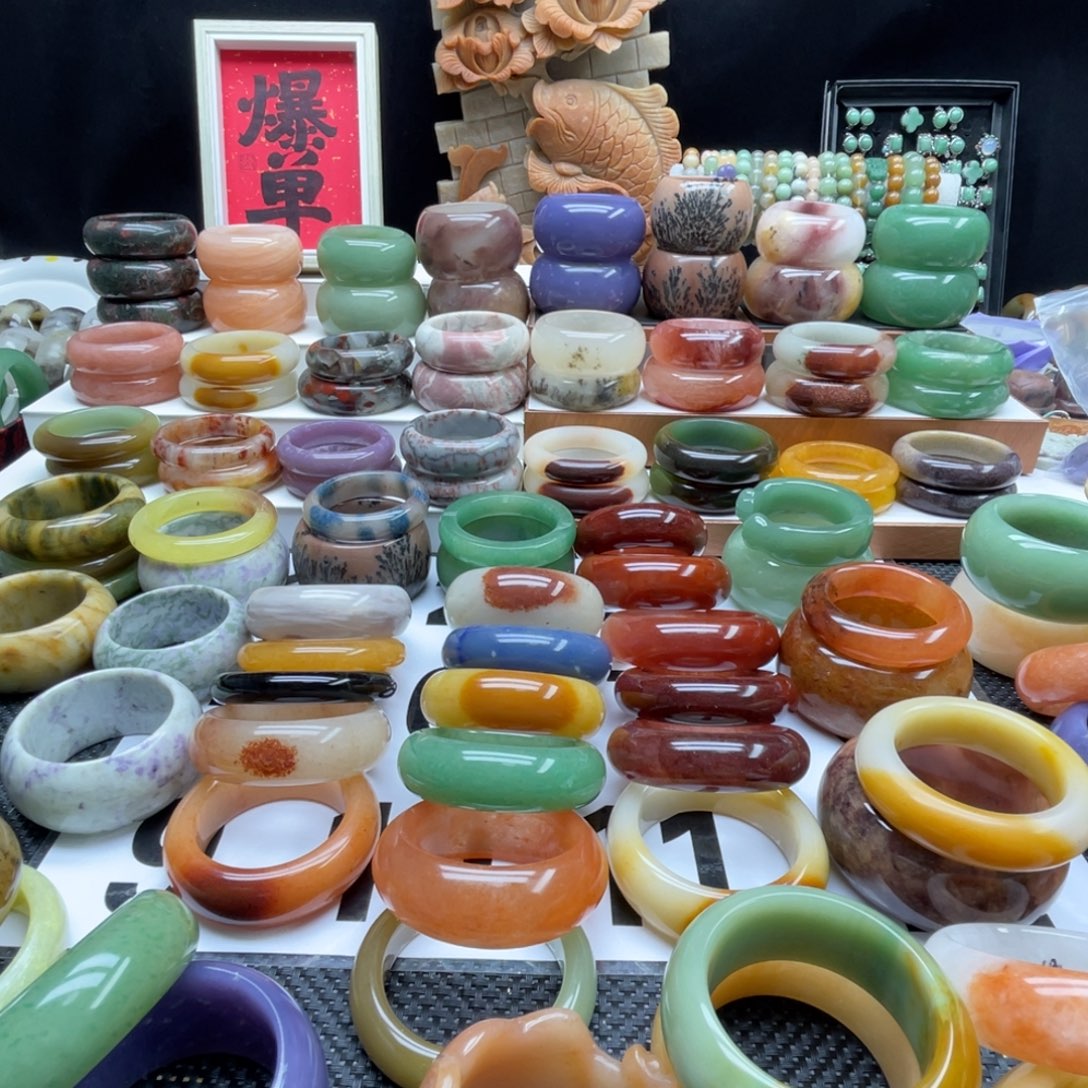 女***8石英岩玉未镶嵌手镯