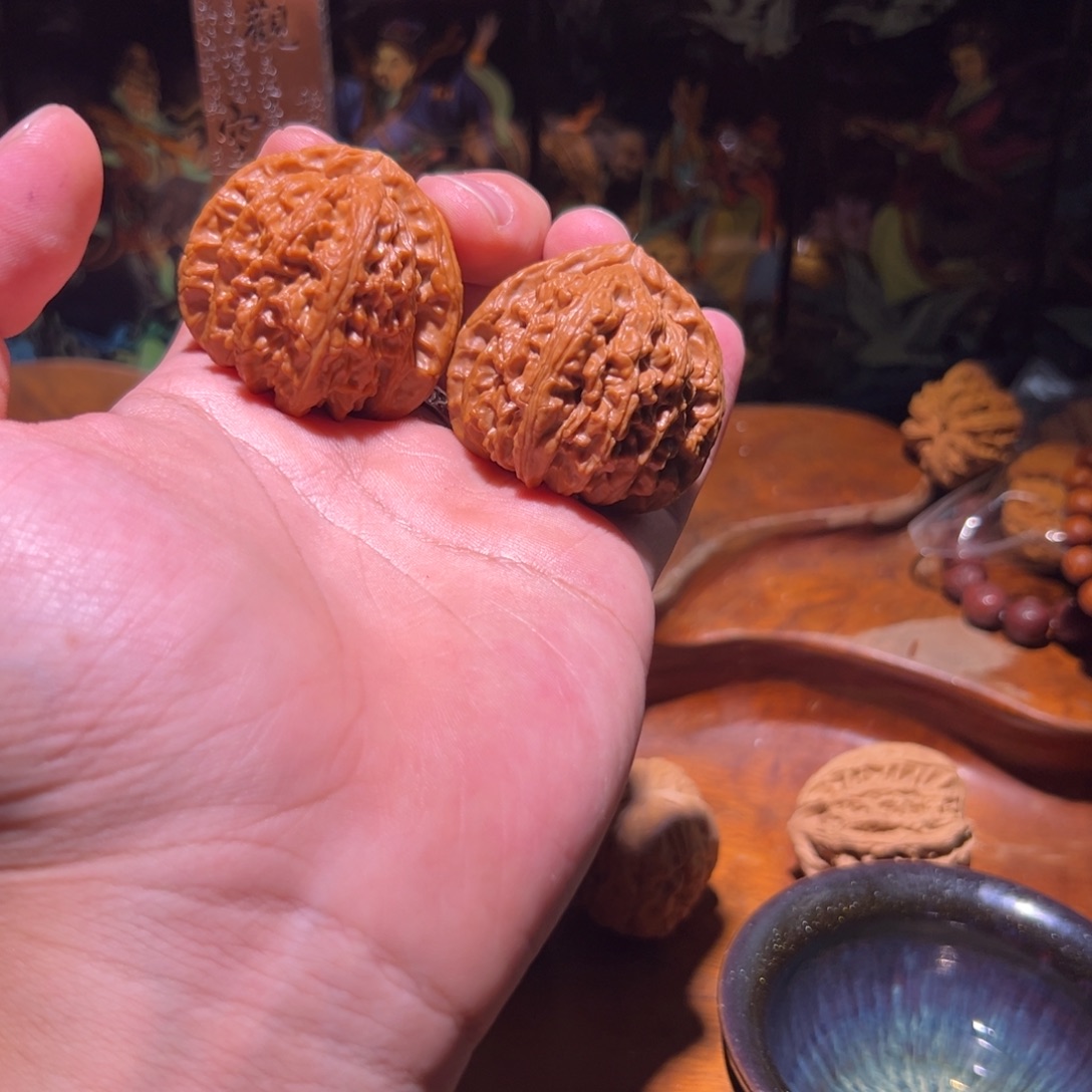 文玩核桃吊坠43纯手工打底三角白一对，纯手工纳米打底