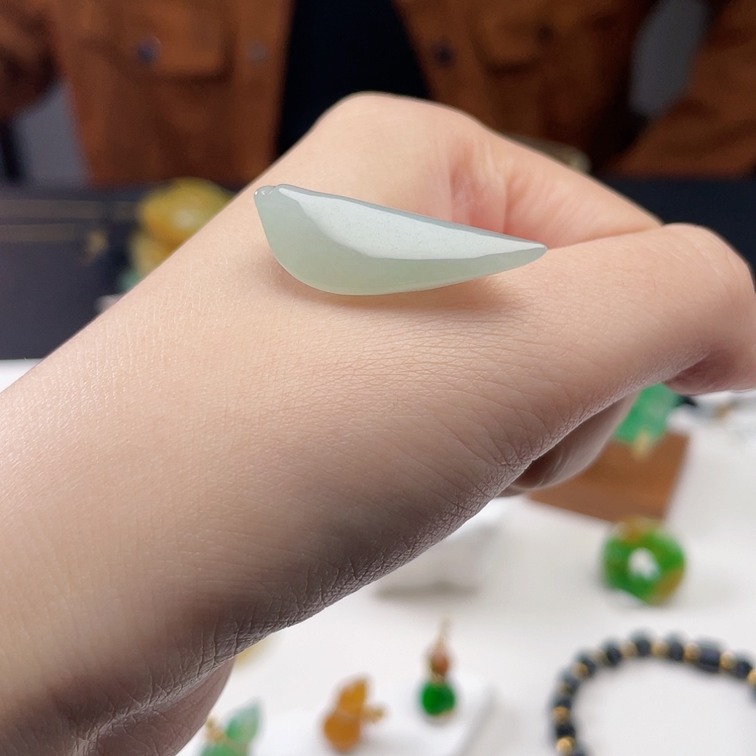 翡翠未镶嵌颈饰逍遥游