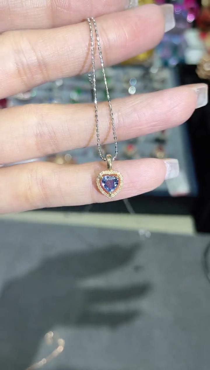 18K金镶嵌天然蓝宝石吊坠爱心款