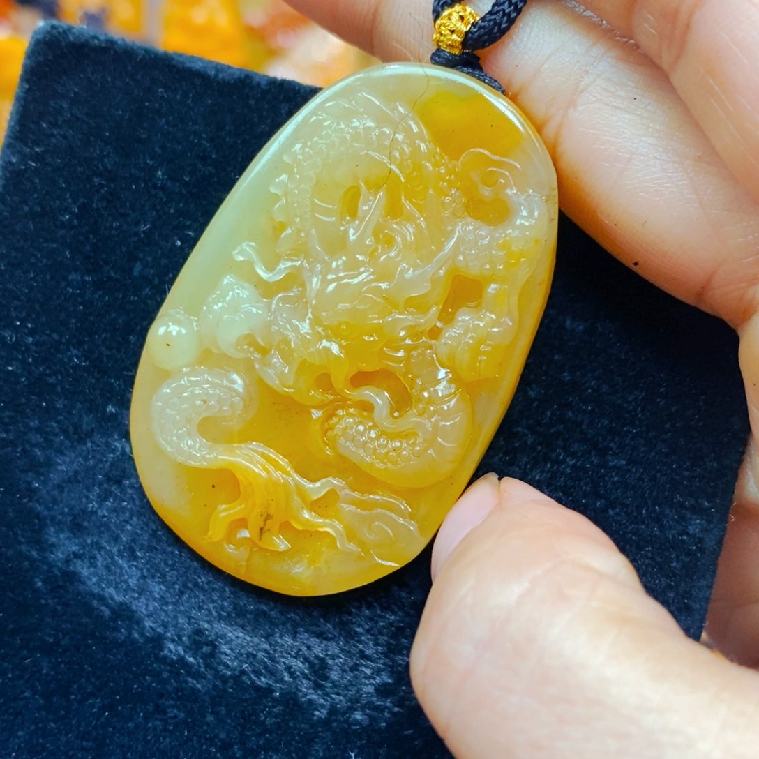 未镶嵌石英质玉（黄龙玉）颈饰