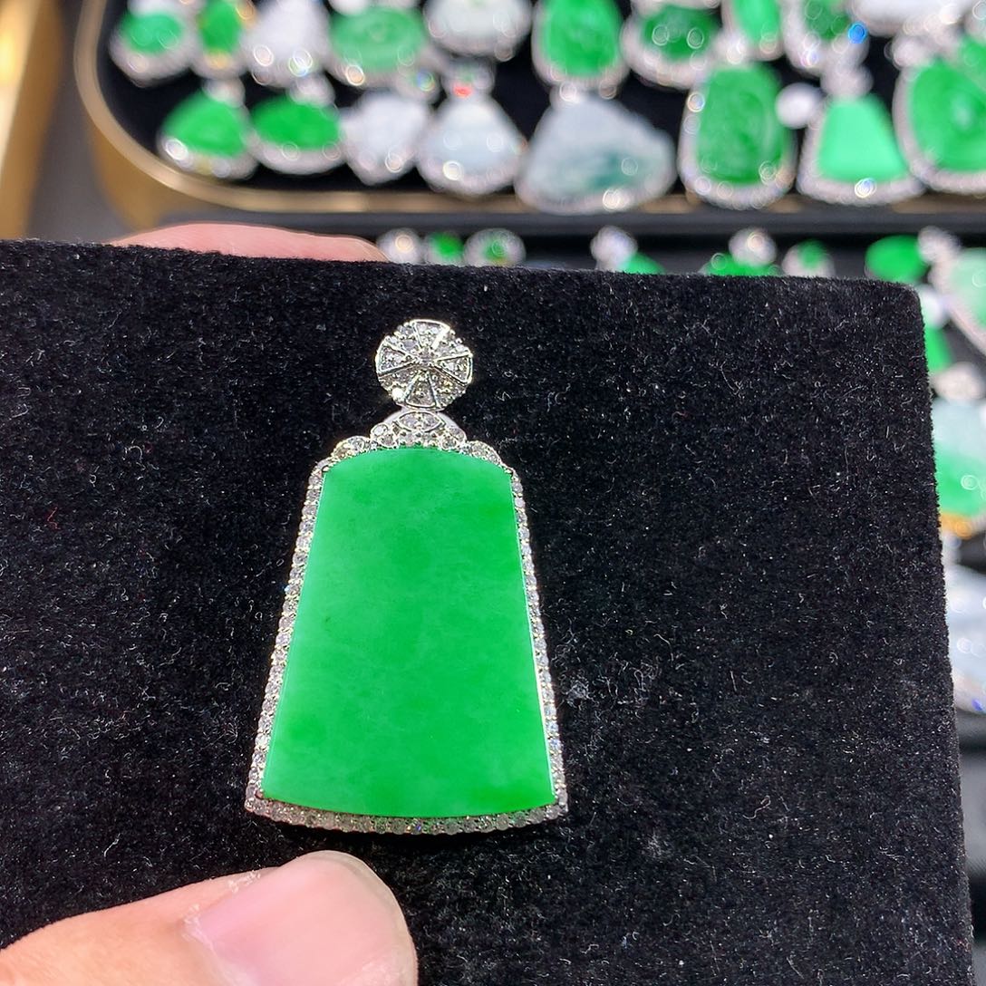 翡翠18K金镶嵌颈饰