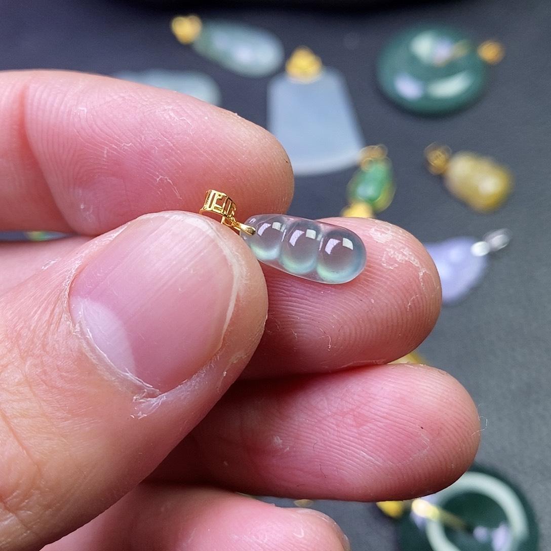 颈饰18K金镶嵌翡翠