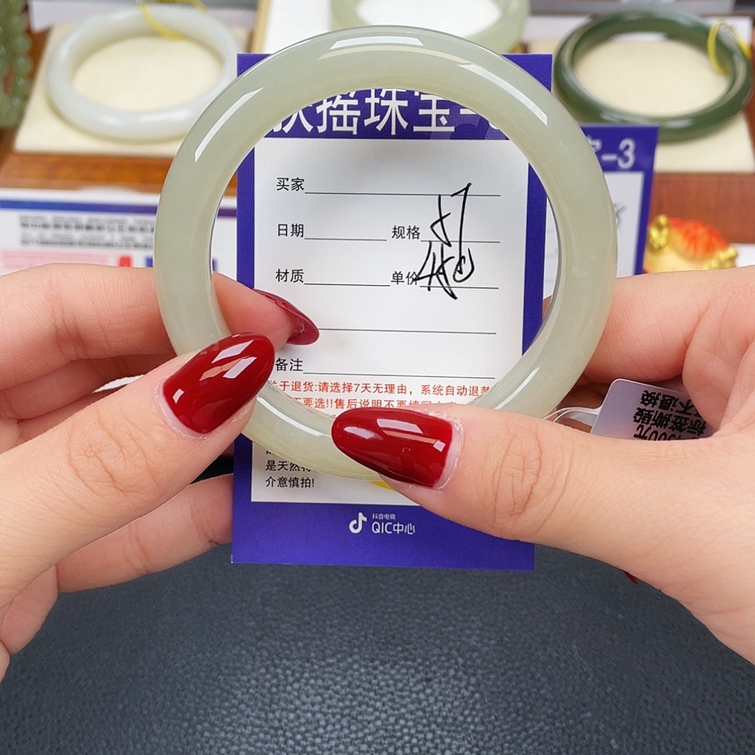 和田玉未镶嵌手镯