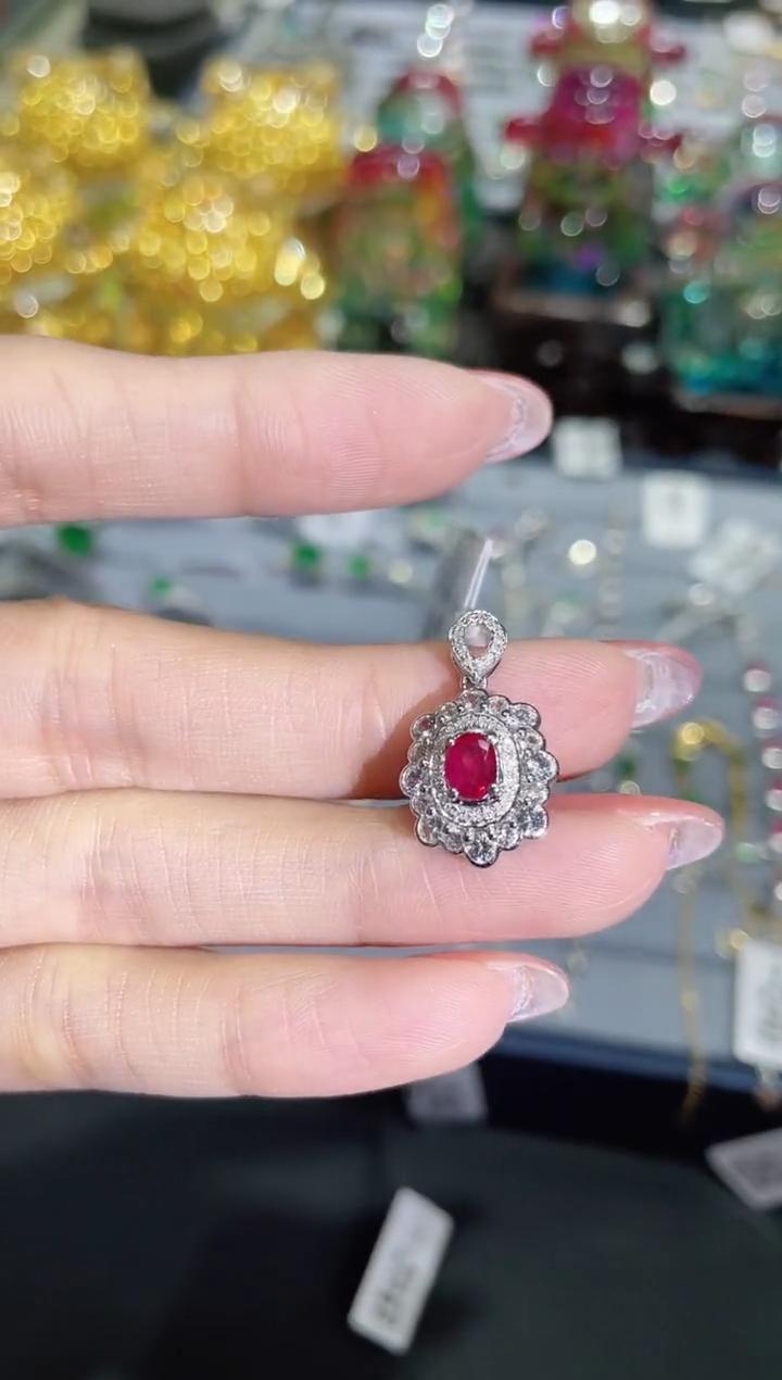 18K金镶嵌天然缅甸红宝石吊坠