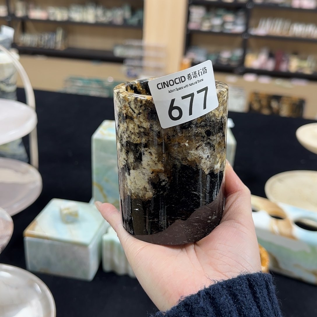 朗**涯黑金笔筒。     677