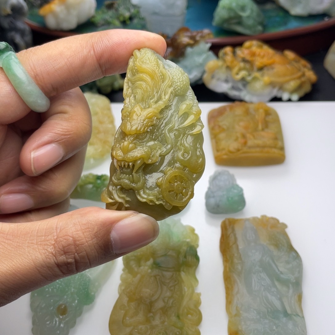 定制翡翠未镶嵌随行龙