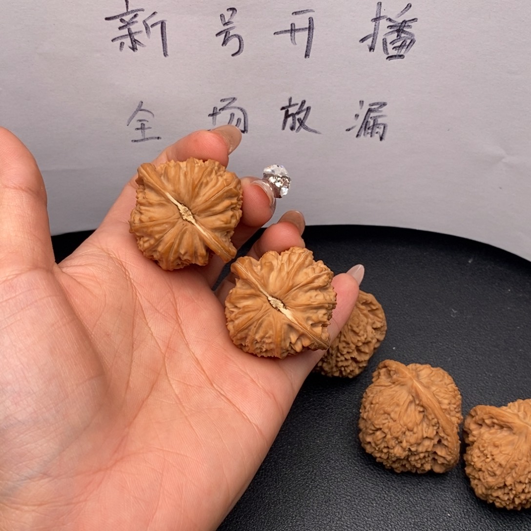 ****O把件文玩核桃白狮子全