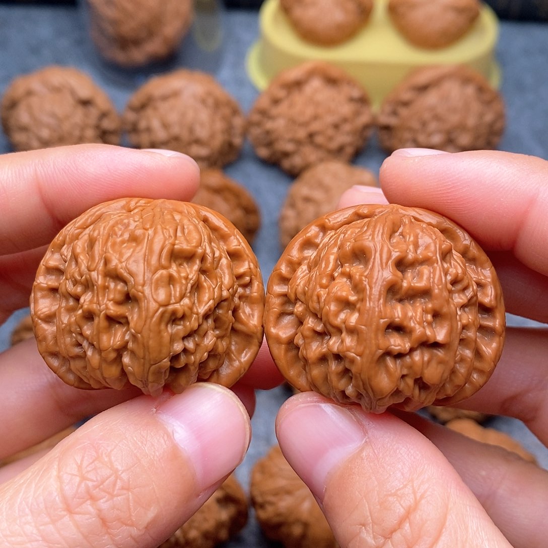 文玩核桃把件红皮白狮子37精品