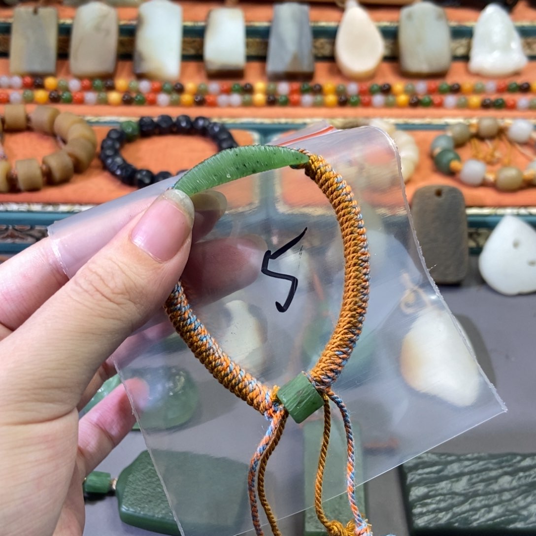 和田玉颈饰未镶嵌流***光