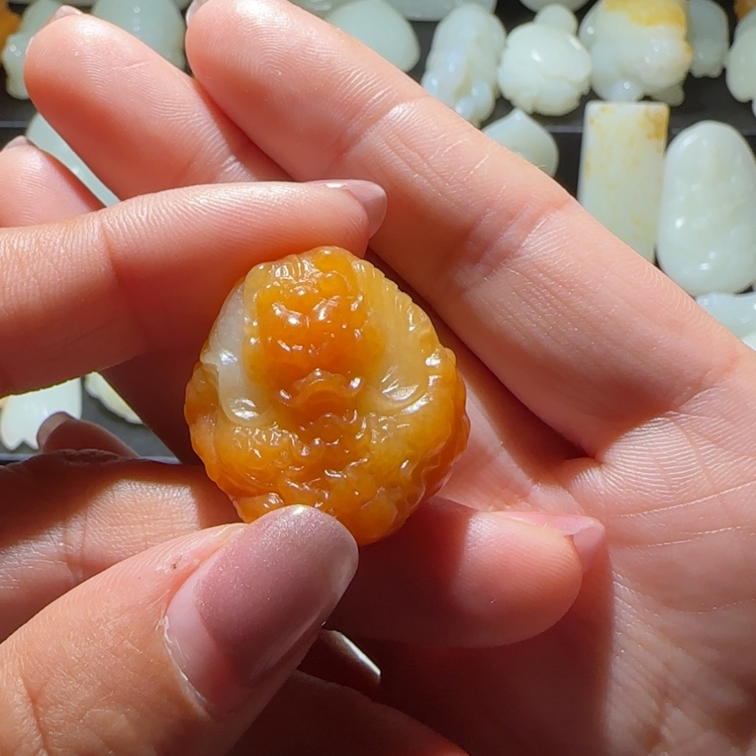 回***白和田玉未镶嵌颈饰