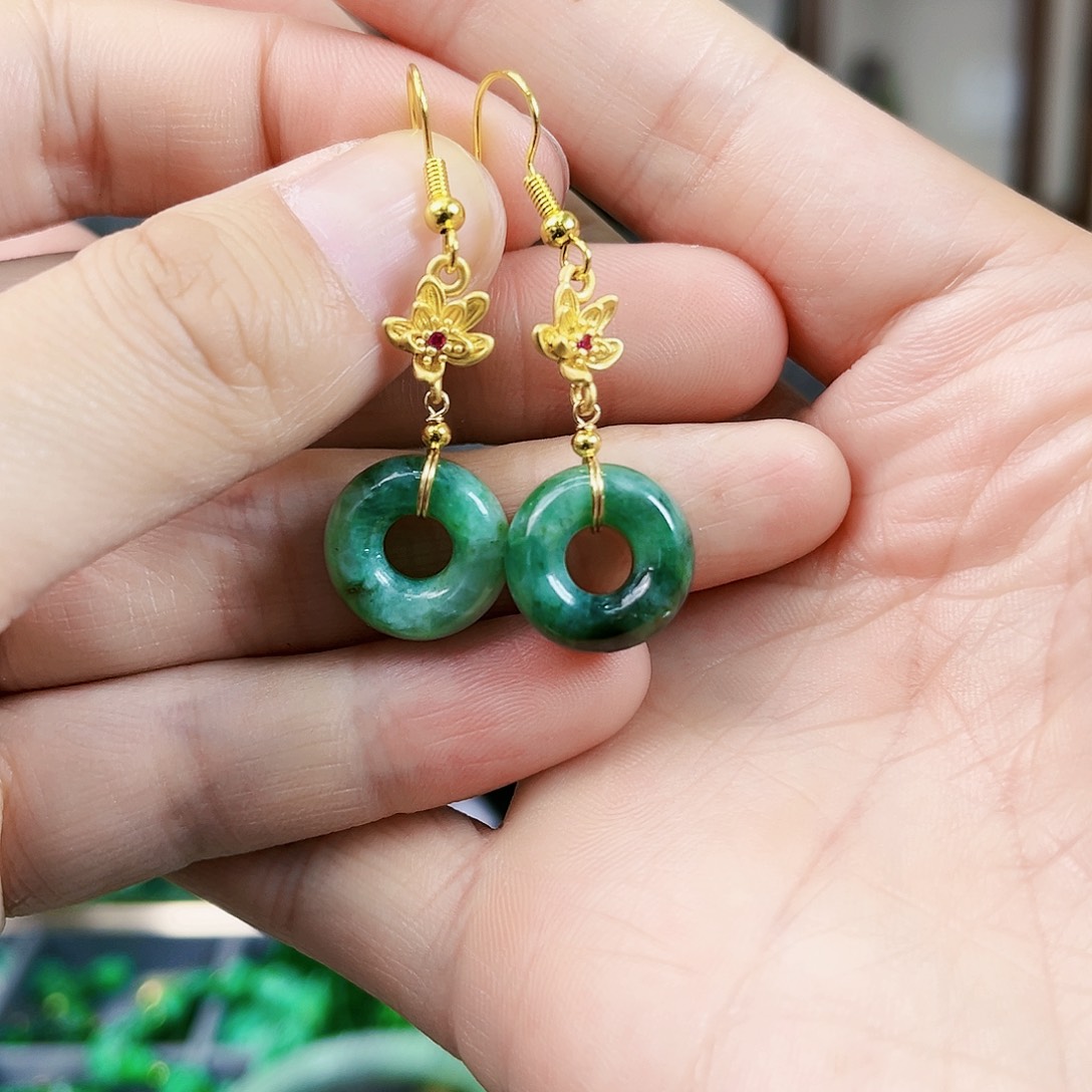 翡翠颈饰未镶嵌耳饰多样性