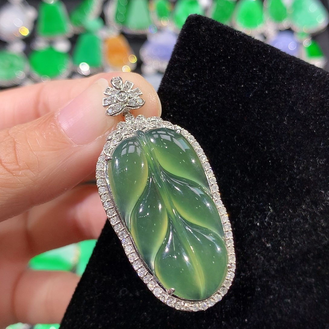 翡翠18K金镶嵌颈饰