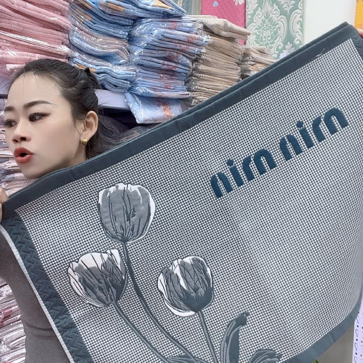 棉灰色郁金香逼迫年