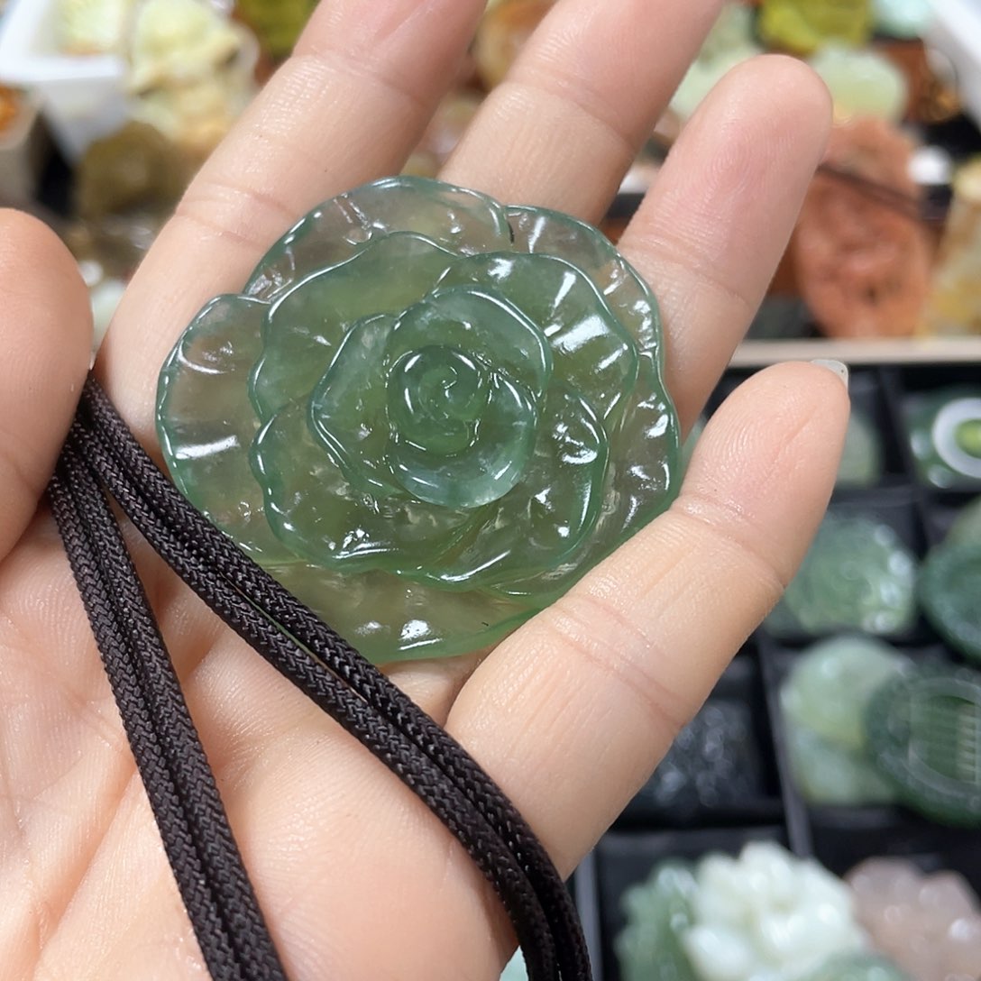 蛇纹石玉颈饰未镶嵌