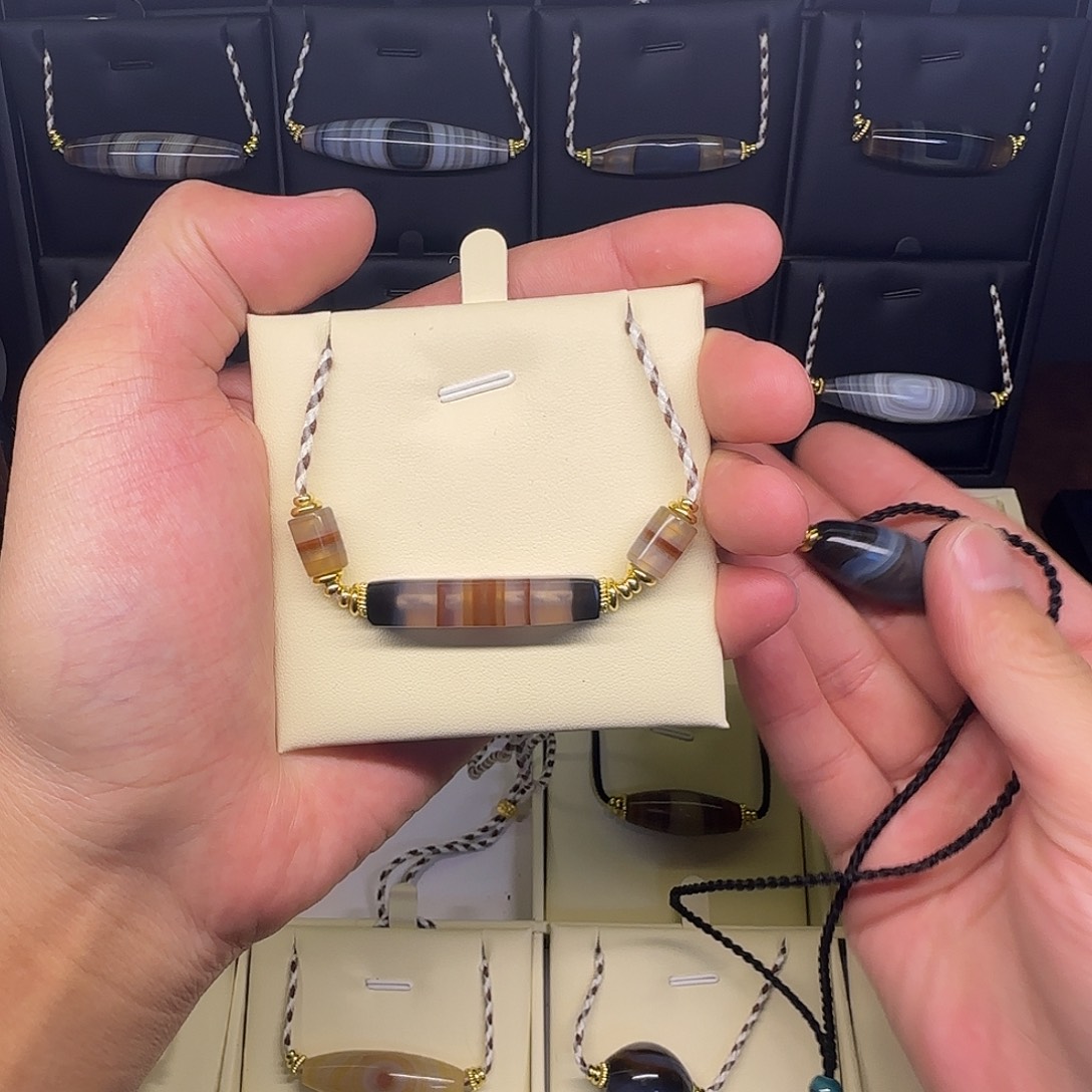 3***A玛瑙/玉髓未镶嵌颈饰