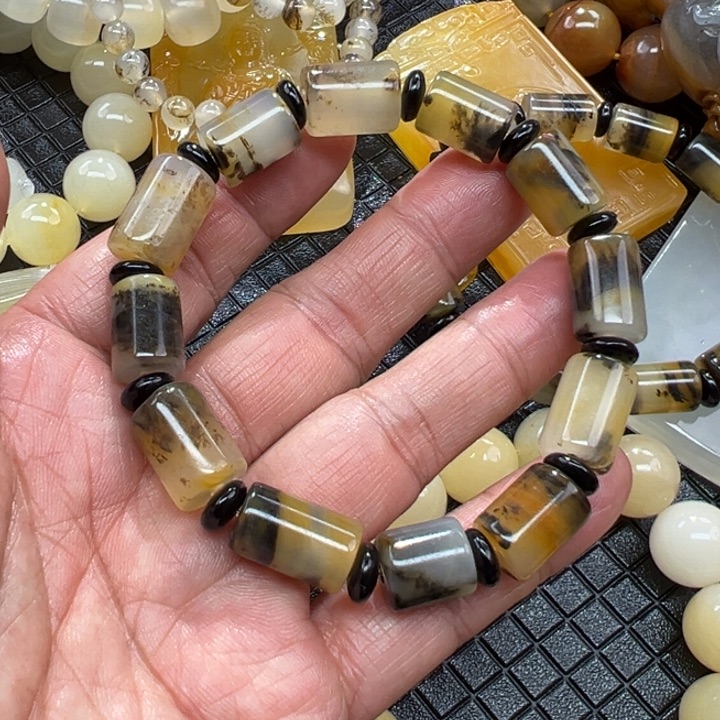 石英质玉（黄龙玉）颈饰未镶嵌