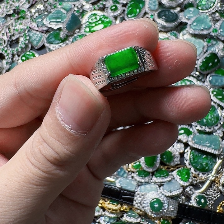 翡翠颈饰未镶嵌天然A货翡翠放漏