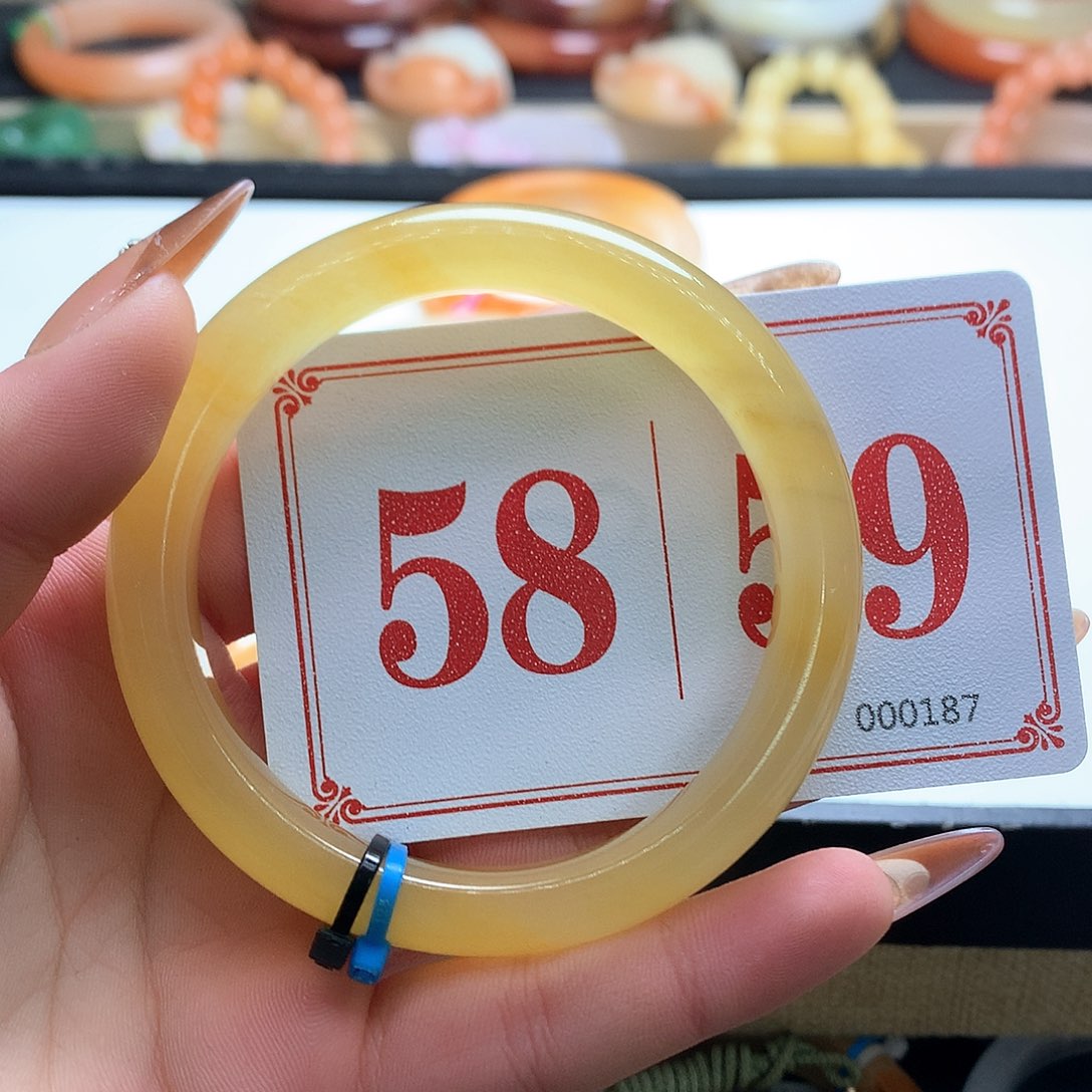 未镶嵌石英质玉（黄龙玉）手镯