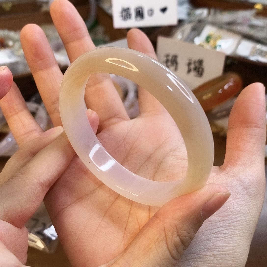 玛瑙/玉髓未镶嵌手镯A730。56.9圈。 瑕