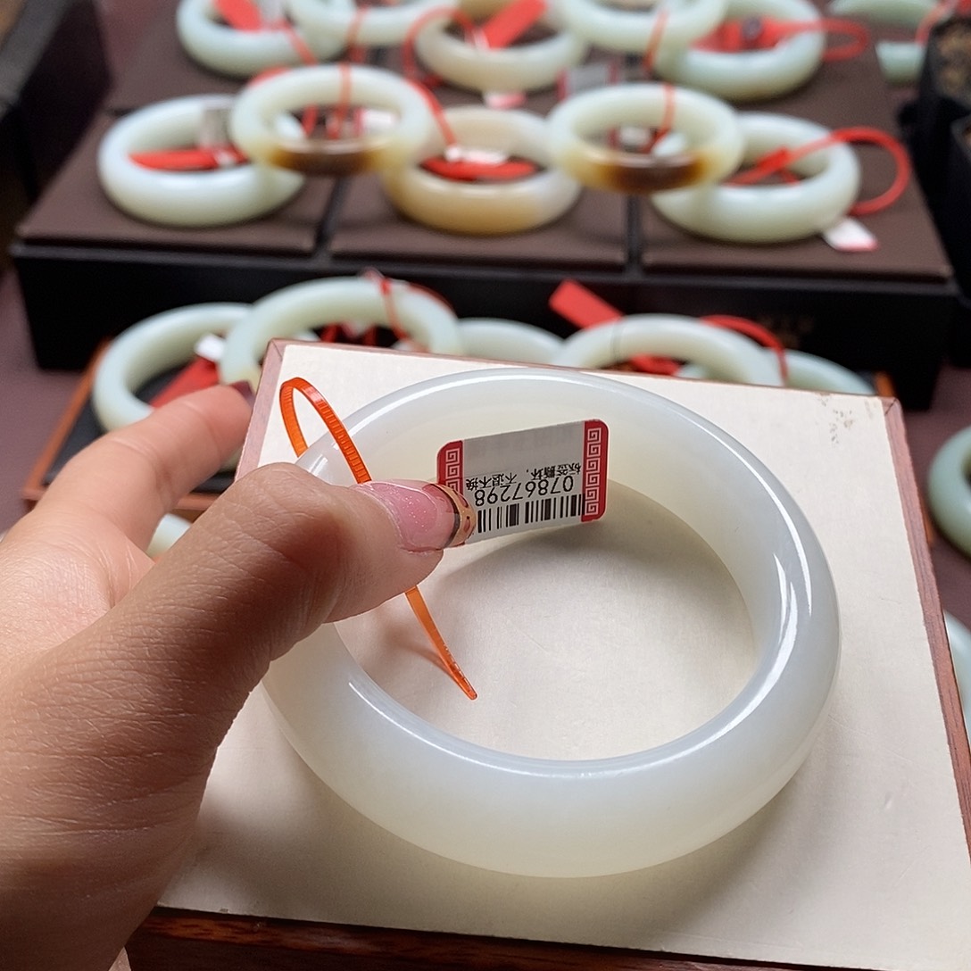 和田玉手镯未镶嵌曾*