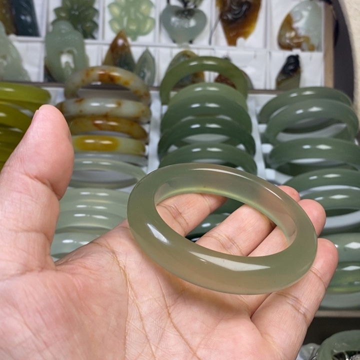 蛇纹石玉手镯未镶嵌