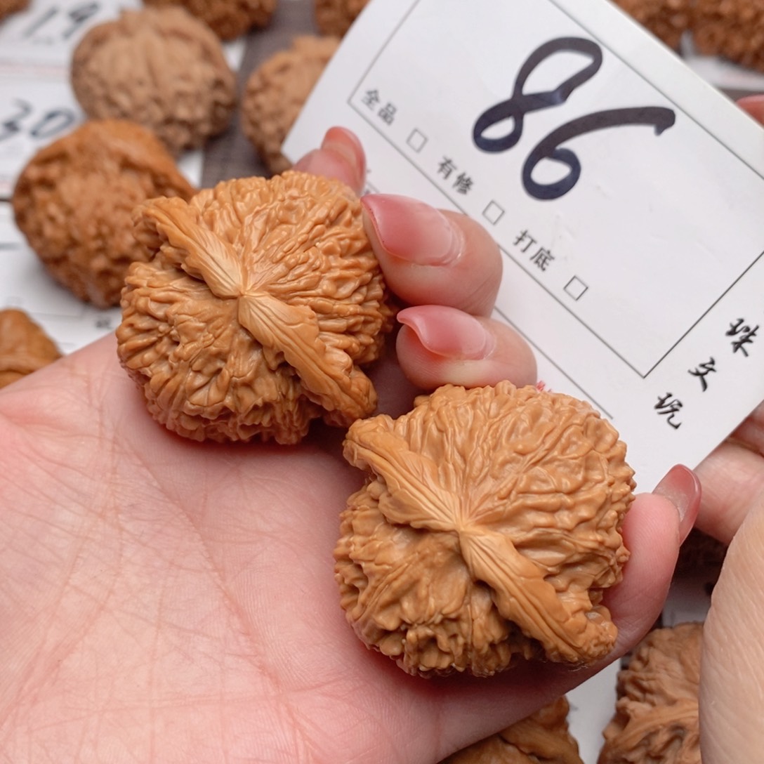 文玩核桃吊坠45白狮子86