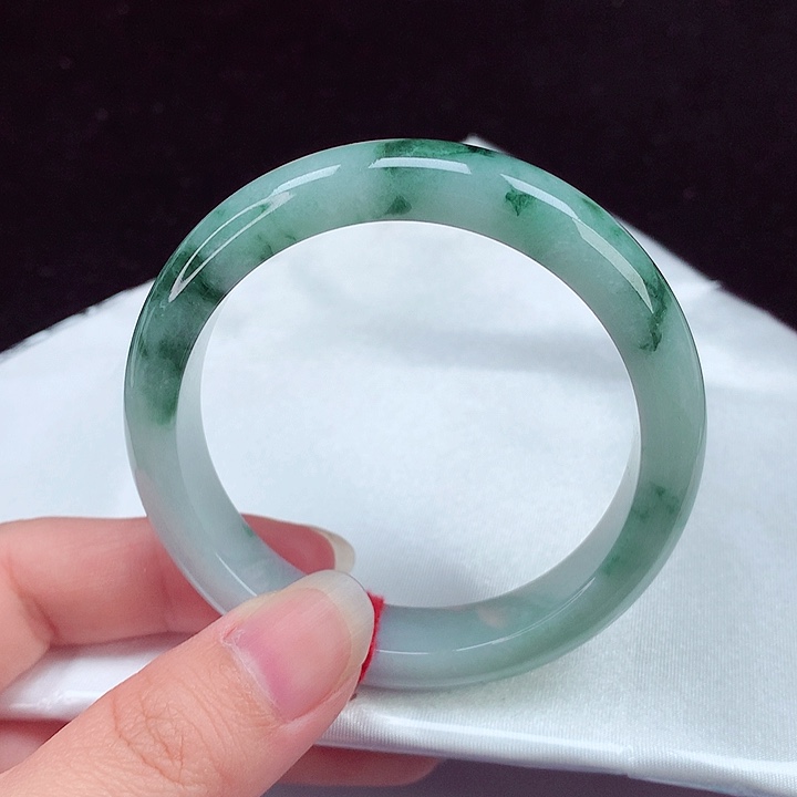 翡翠手镯未镶嵌翡翠