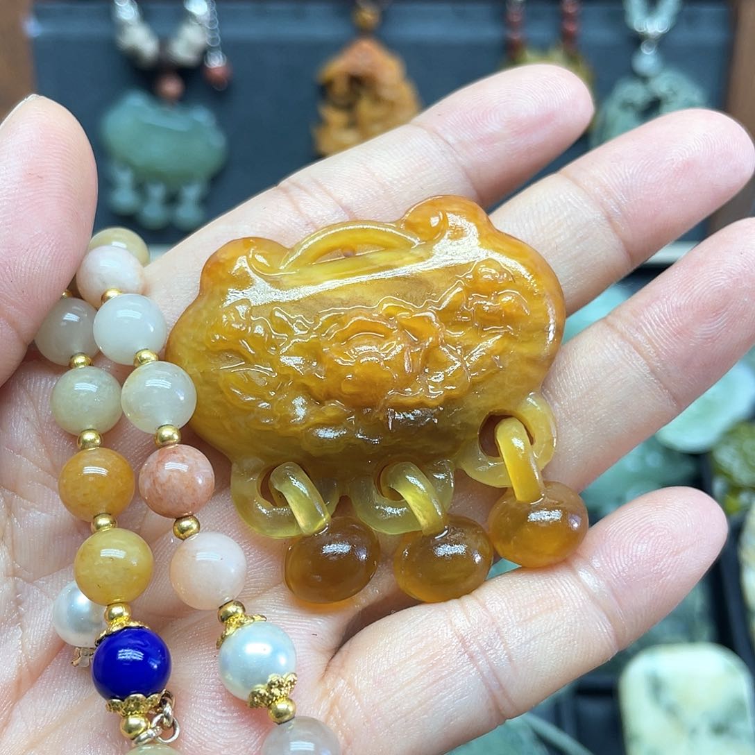 蛇纹石玉未镶嵌颈饰糖*豆
