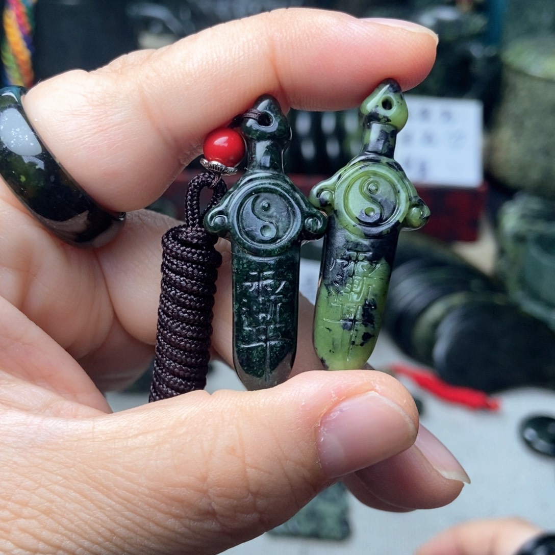蛇纹石玉未镶嵌颈饰鼓剑（光）