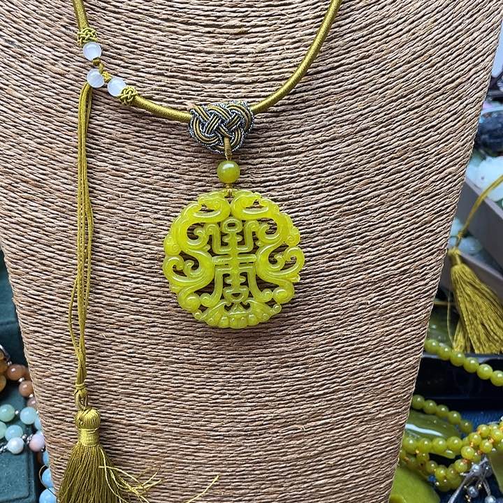 蛇纹石玉吊坠未镶嵌