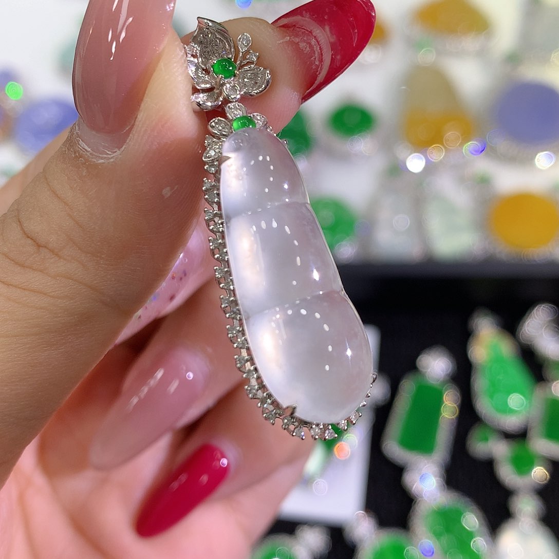 翡翠18K金镶嵌颈饰1111111111