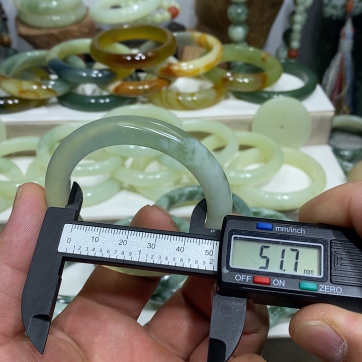 透闪石-蛇纹石玉手镯未镶嵌